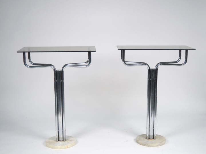 Paire de consoles 1970 en métal chromé, marbre et verre fumé.  Dim.  9