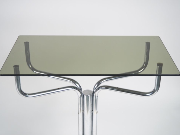 Paire de consoles 1970 en métal chromé, marbre et verre fumé.  Dim.  9