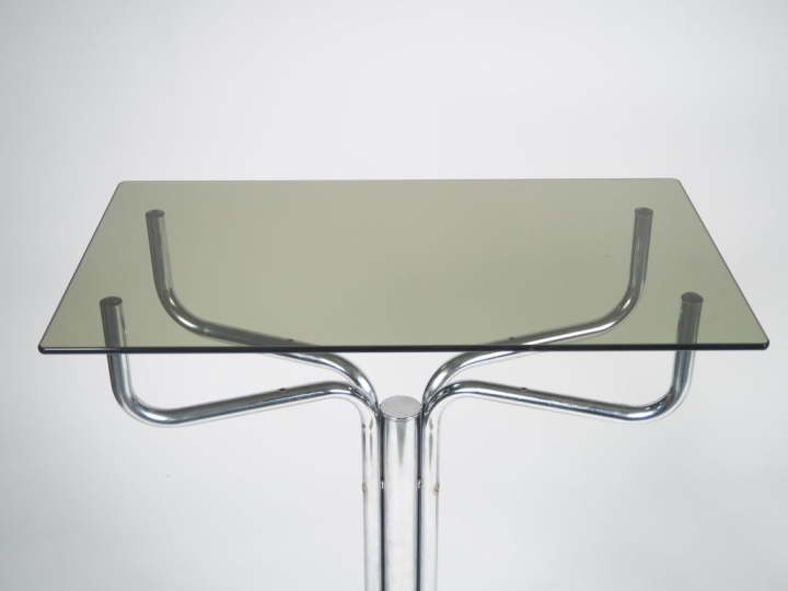 Paire de consoles 1970 en métal chromé, marbre et verre fumé.  Dim.  9