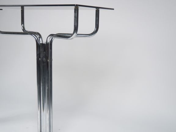 Paire de consoles 1970 en métal chromé, marbre et verre fumé.  Dim.  9