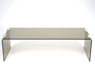 Vente aux enchères Table basse 1970 en verre fumé, attaches du plateau et du piétement en