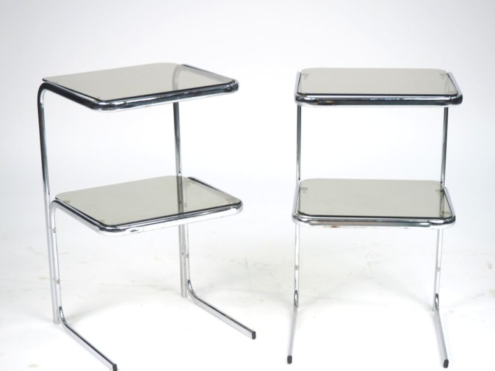 Paire de bouts de canapés, piétement en métal chromé, deux plateaux en