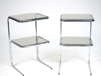 Vente aux enchères Paire de bouts de canapés, piétement en métal chromé, deux plateaux en