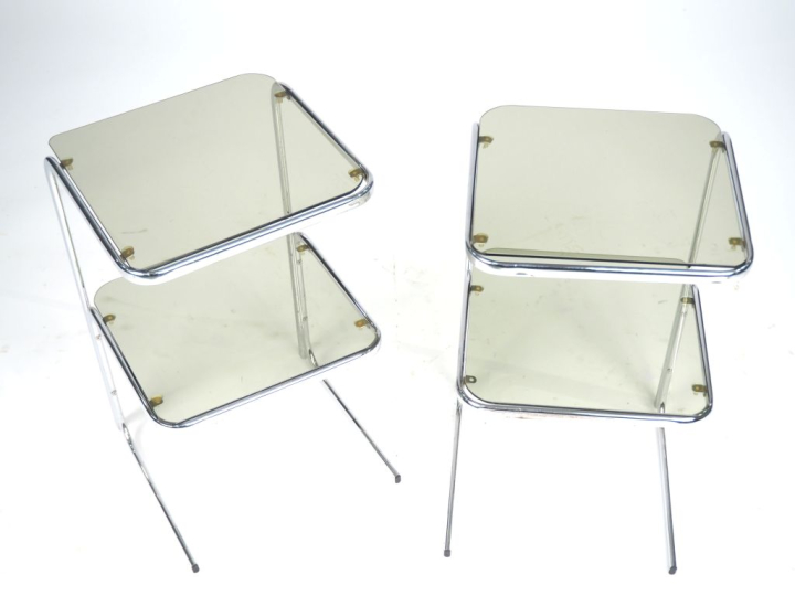 Paire de bouts de canapés, piétement en métal chromé, deux plateaux en