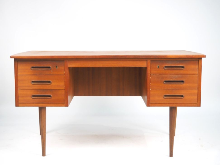 Bureau ministre scandinave en teck. Dim. 73 x 134,5 x 74 cm