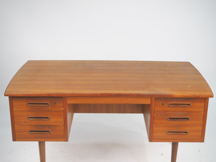 Bureau ministre scandinave en teck. Dim. 73 x 134,5 x 74 cm