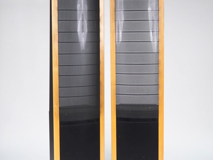 MARTIN LOGAN REQUEST.   Paire d'enceintes haute fidélité en bois et ch