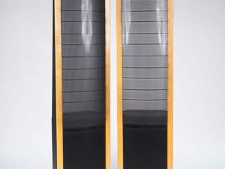 Vente aux enchères MARTIN LOGAN REQUEST.   Paire d'enceintes haute fidélité en bois et ch