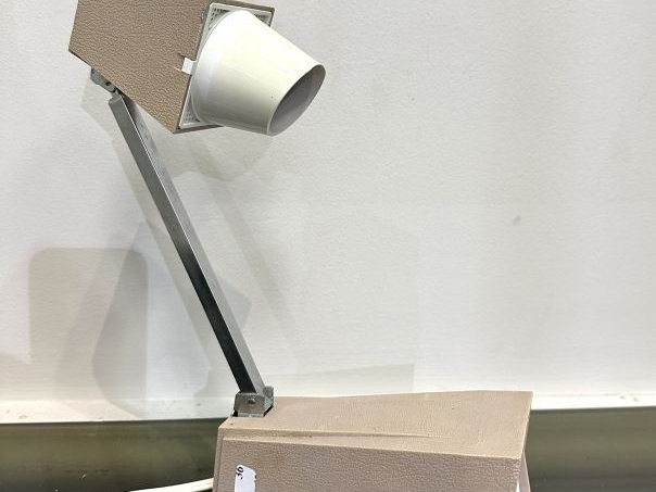 Lampe veilleuse 1960 en métal chromé et plastique gris. Bras articulé.