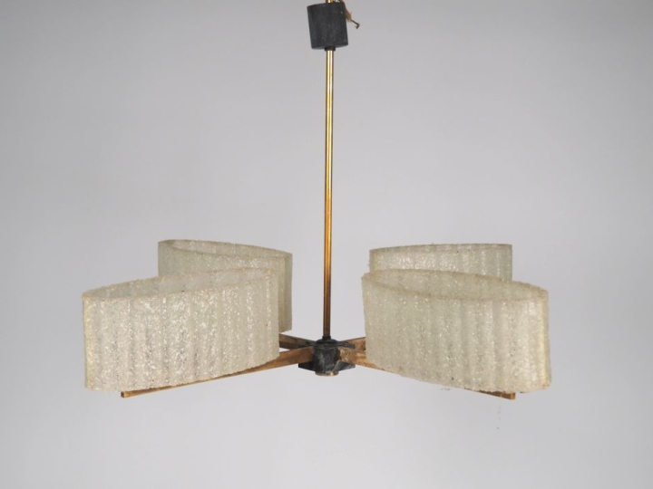 Suspension 1960 en laiton et verre granuleux, éclairant à quatre lumiè