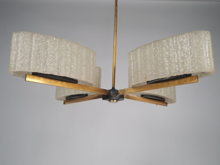 Suspension 1960 en laiton et verre granuleux, éclairant à quatre lumiè