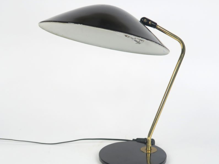 Lampe de bureau 1970 en métal laqué noir et laiton.