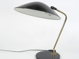 Vente aux enchères Lampe de bureau 1970 en métal laqué noir et laiton.