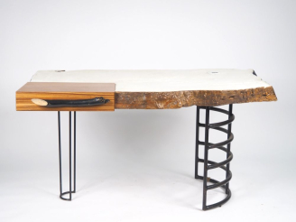 Vente aux enchères Bureau plat de créateur en bois massif laqué et bois plaqué, piétement