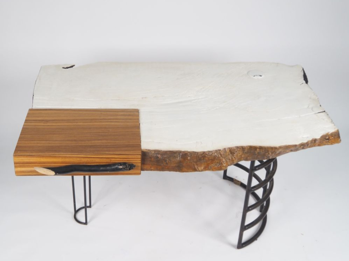 Bureau plat de créateur en bois massif laqué et bois plaqué, piétement