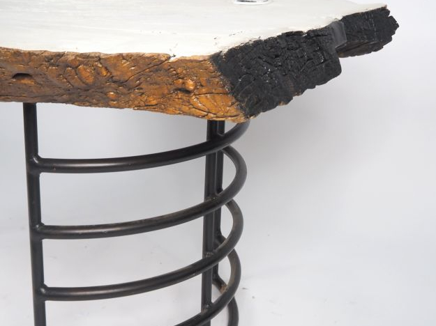 Bureau plat de créateur en bois massif laqué et bois plaqué, piétement