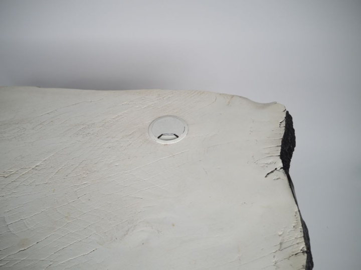 Bureau plat de créateur en bois massif laqué et bois plaqué, piétement