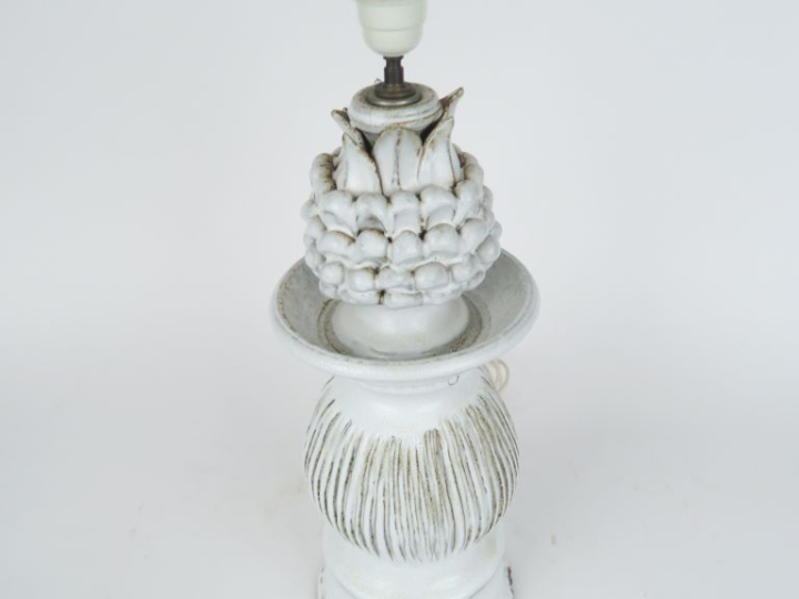 Pied de lampe 1960 en grés blanc en forme de balustre supportant un an