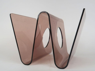 Vente aux enchères Porte revues en plexi glass fumé. Dim. 28 x 38 x 32 cm