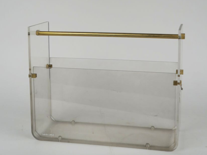 Porte revues en plexi glass fumé. Dim. 31,5 x 40 cm