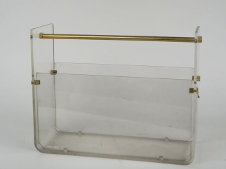 Vente aux enchères Porte revues en plexi glass fumé. Dim. 31,5 x 40 cm