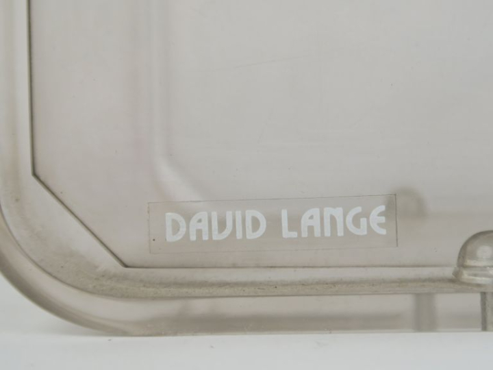 Porte revues en plexi glass fumé. Dim. 31,5 x 40 cm