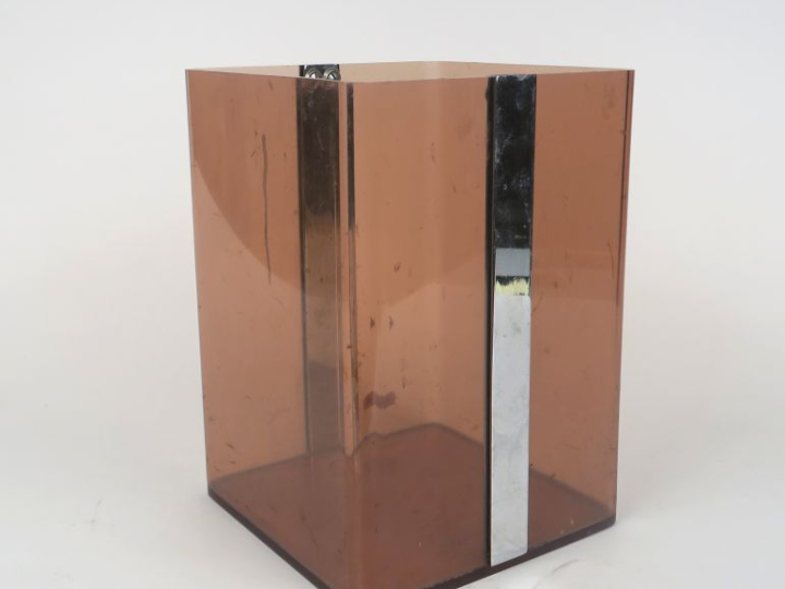 Poubelle en plexi glass fumé et métal.  Dim. 31 x 21 x 22 cm