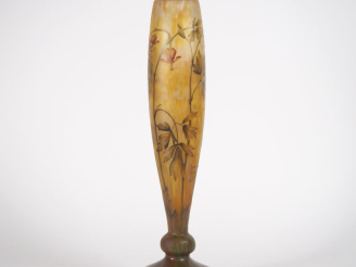 Vente aux enchères DAUM Nancy.  Grand vase balustre en verre à décor polychrome et émaill