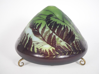 Vente aux enchères GALLE.  Grand abat jour de lampe en verre à décor gravé en camée et à 