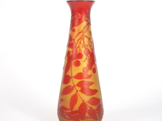 Vente aux enchères GALLE.  Vase en verre à décor de baies et de feuillage rouge sur fond 