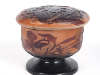 Vente aux enchères GALLE.  Boite à poudre ou bonbonnière en verre, à décor gravé en camée