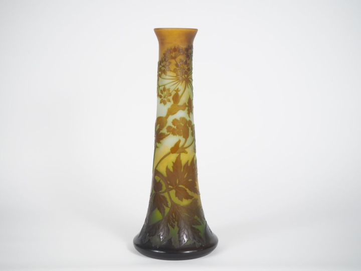 GALLE.  Vase en verre à décor gravé en camée et à l'acide d'hortensias