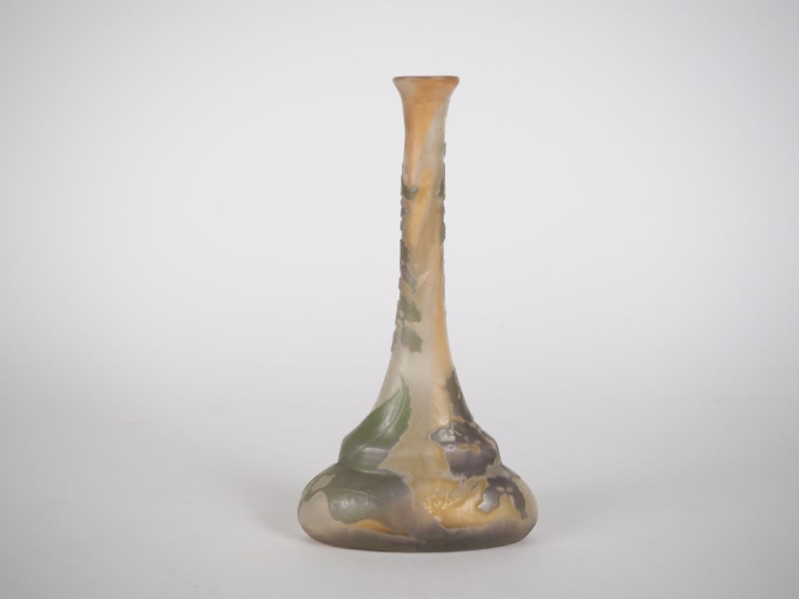 GALLE. Soliflore en verre à décor gravé en camée et à l'acide d'orthen