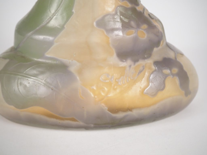 GALLE. Soliflore en verre à décor gravé en camée et à l'acide d'orthen