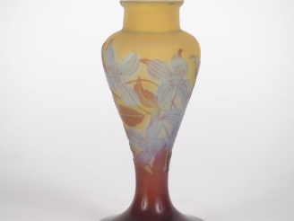 Vente aux enchères GALLE. Vase balustre en verre à décor gravé en camée et à l'acide de c
