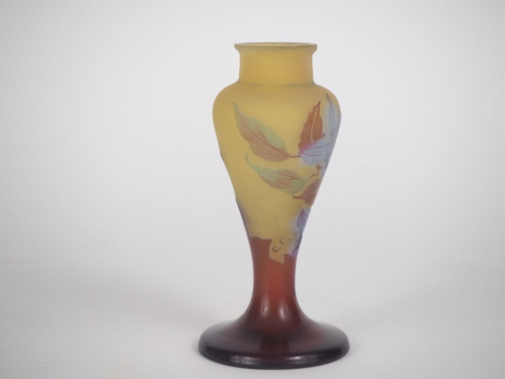 GALLE. Vase balustre en verre à décor gravé en camée et à l'acide de c