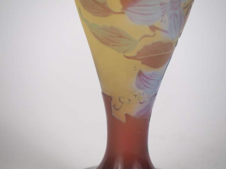 GALLE. Vase balustre en verre à décor gravé en camée et à l'acide de c