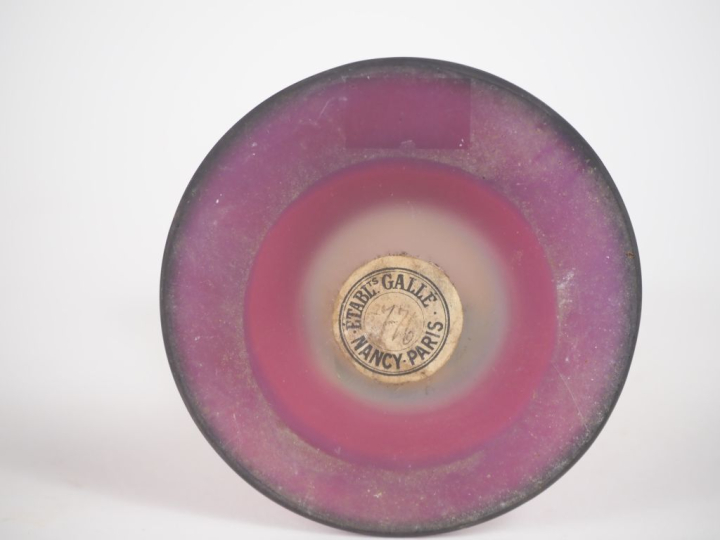 GALLE. Vase balustre en verre à décor gravé en camée et à l'acide de c