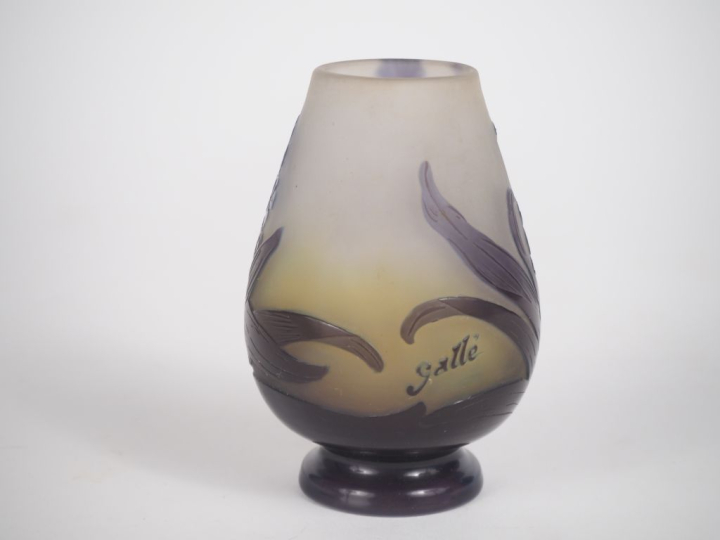 GALLE. Vase ovoïde en verre à décor gravé en camée et à l'acide de fle