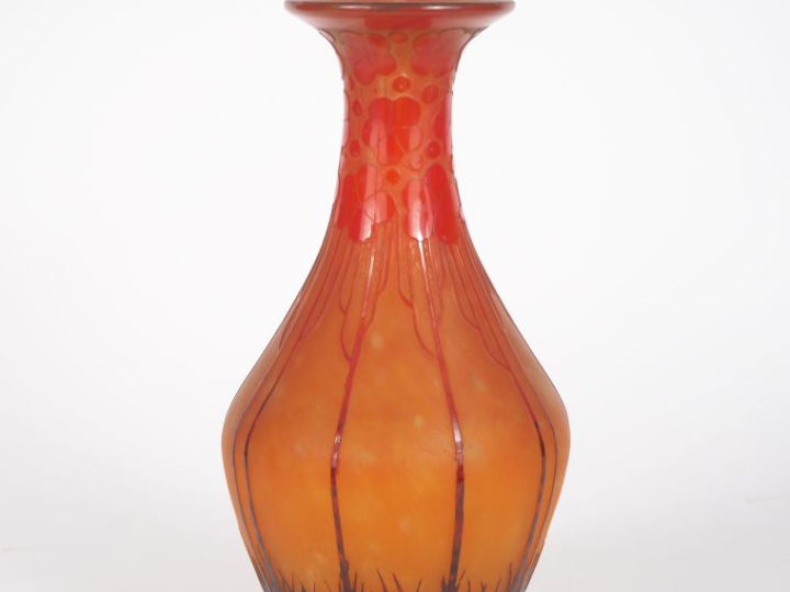 LE VERRE FRANCAIS. Vase balustre "Cardamines" en verre poudré orange t