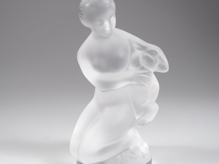 LALIQUE France.  "jeune fille à la chèvre"  Sculpture en cristal moulé