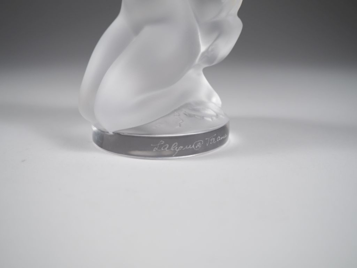 LALIQUE France.  "jeune fille à la chèvre"  Sculpture en cristal moulé
