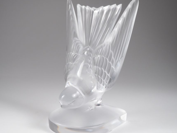 LALIQUE France.  "l'hirondelle" Sculpture en cristal moulé Signée  H. 