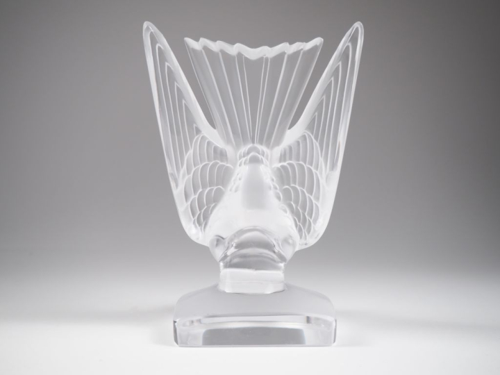 LALIQUE France.  "l'hirondelle" Sculpture en cristal moulé Signée  H. 