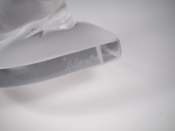 LALIQUE France.  "l'hirondelle" Sculpture en cristal moulé Signée  H. 