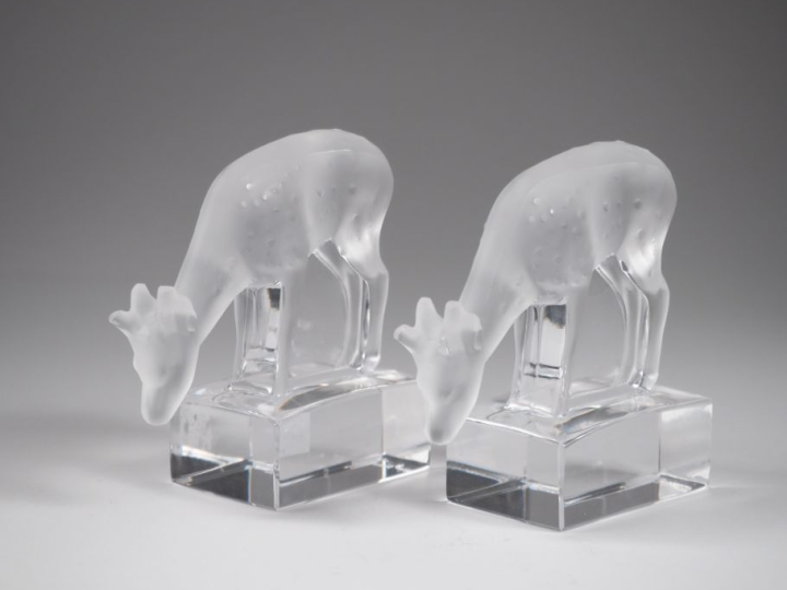 LALIQUE France.  "daims" paire de sujets en cristal moulé  Signés  H. 