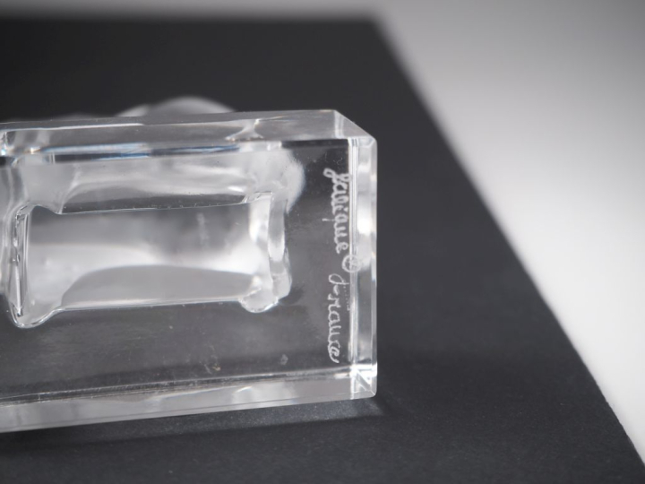 LALIQUE France.  "daims" paire de sujets en cristal moulé  Signés  H. 