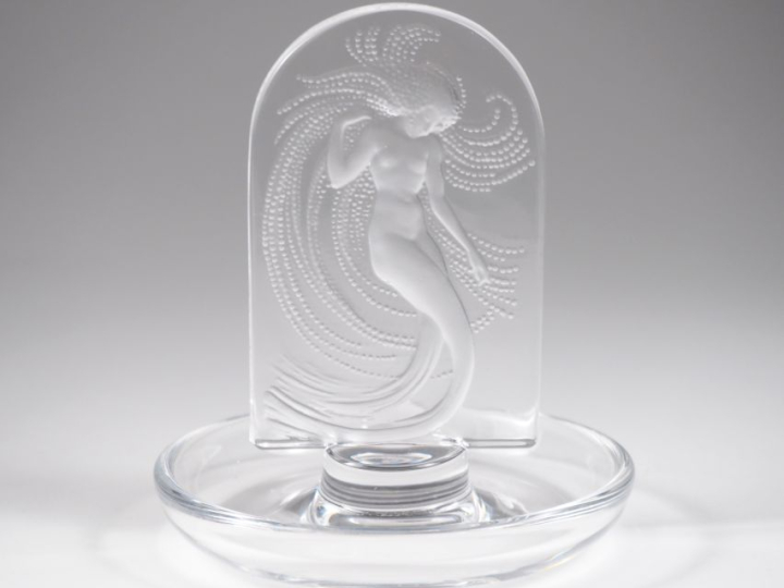 LALIQUE France.  Baguier en cristal à décor de naïade Signé H. 10,5 cm
