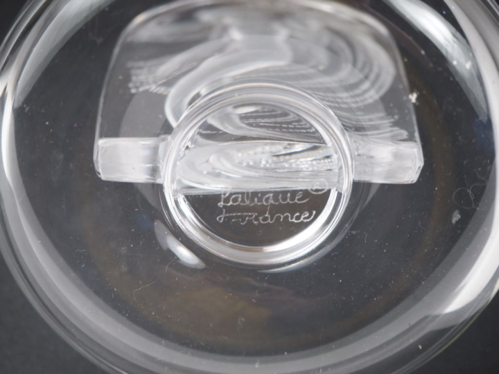LALIQUE France.  Baguier en cristal à décor de naïade Signé H. 10,5 cm