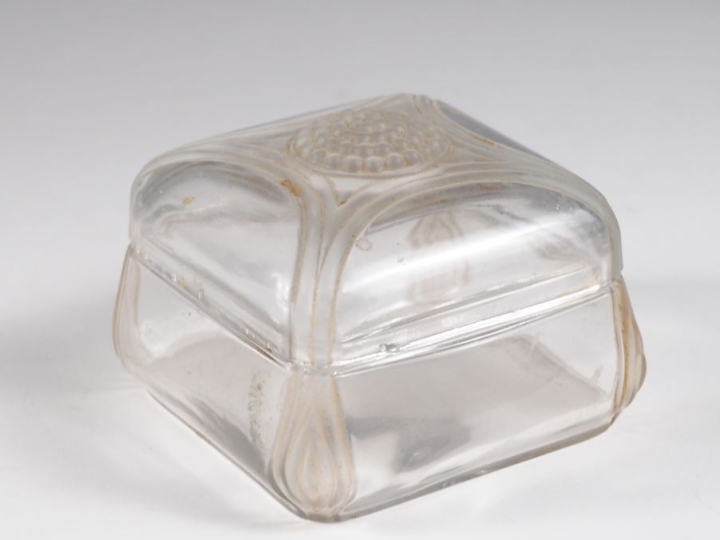 R. LALIQUE. Bonbonnière en cristal. Signé. H. 6,5 X 9 X 9 cm. (éclat e